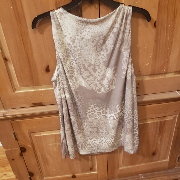 Woman's Top - Picture 3 of 3